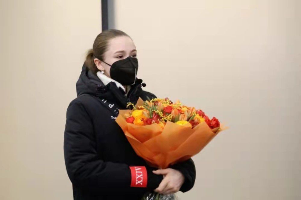 他掀开裙子把舌头伸进去