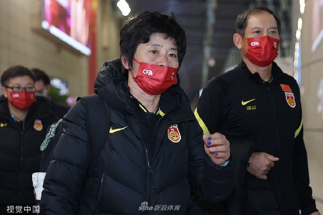 我被几个人按着吃奶